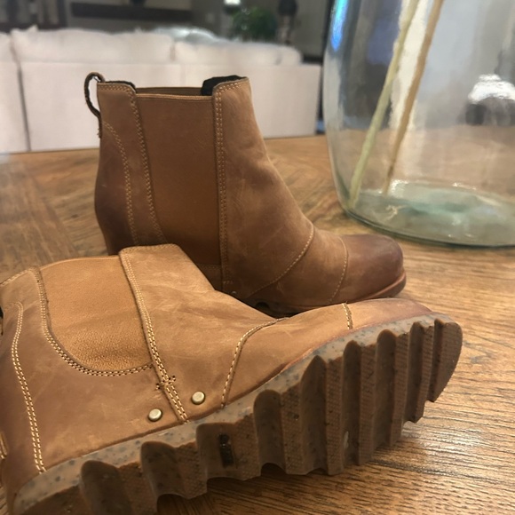 Sorel Stylish Tan Ankle Boots - Picture 3 of 3